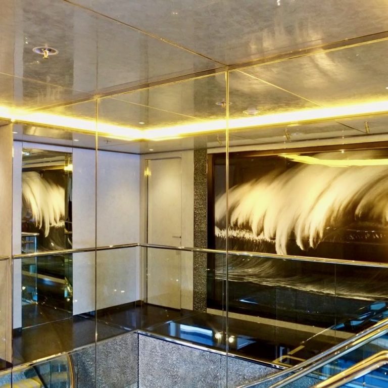 Intérieur moderne avec murs en verre et une œuvre d'art abstraite en arrière-plan.Rétro-éclairage led Blanc chaud.